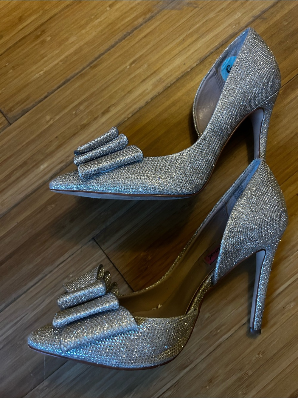 Betsey Johnson Gold Glitter Pointed-Toe Pumps with Bow Sz. 6 - Picture 2 of 4